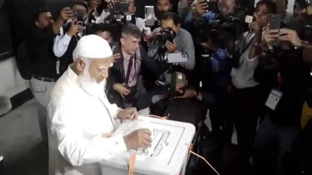 নিজ আসনে ভোট দিলেন ডা. শফিকুর রহমান