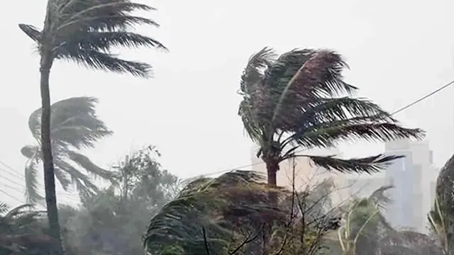 দুপুরের মধ্যে যেসব জেলায় শক্তিশালী ঝড়ের পূর্বাভাস