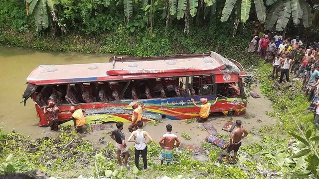 কুষ্টিয়ায় ট্রাক-বাস মুখোমুখি সংঘর্ষ, নিহত ৪
