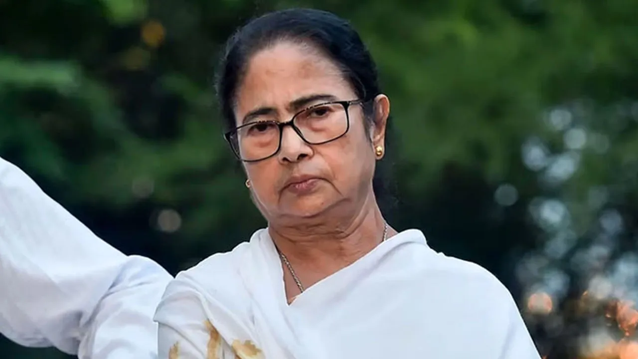 মমতার বিরুদ্ধে মামলা