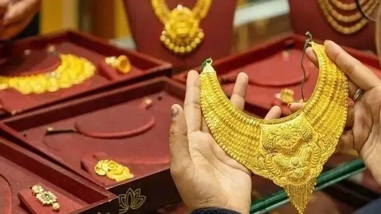 দেশে স্বর্ণের দামে বড় পতন