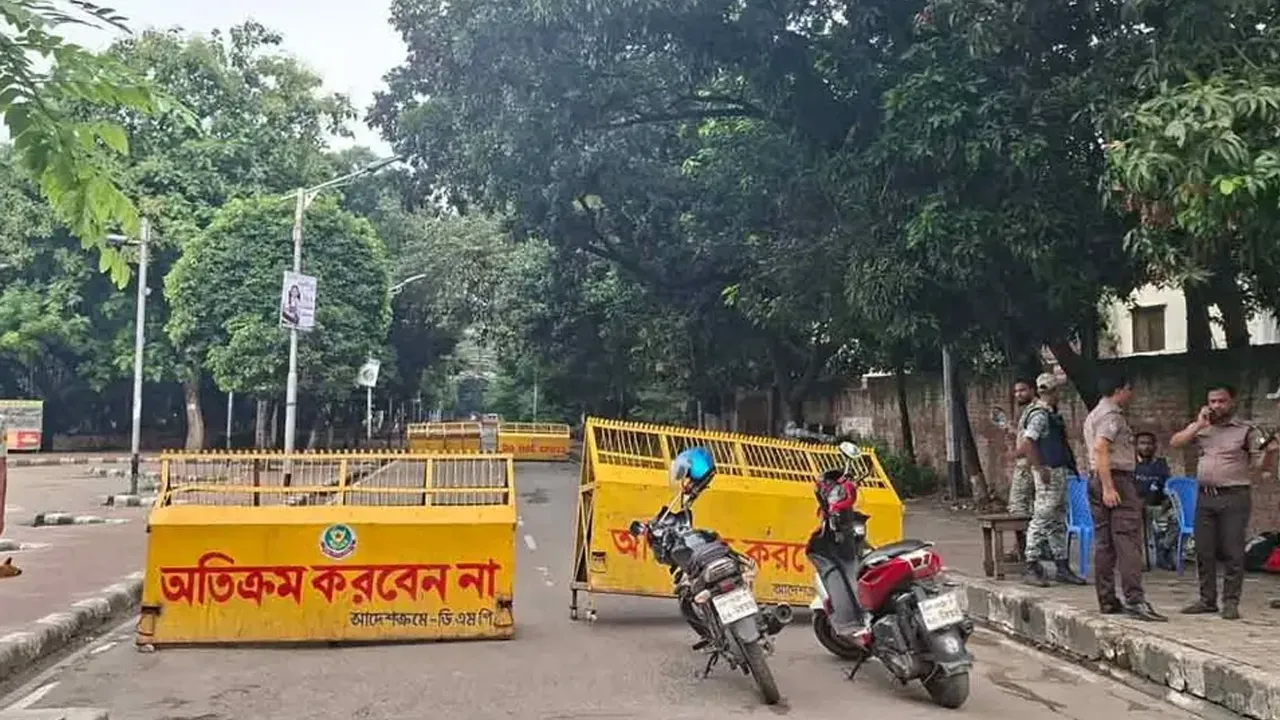 ধানমন্ডিতে কঠোর অবস্থানে আইনশৃঙ্খলা বাহিনী
