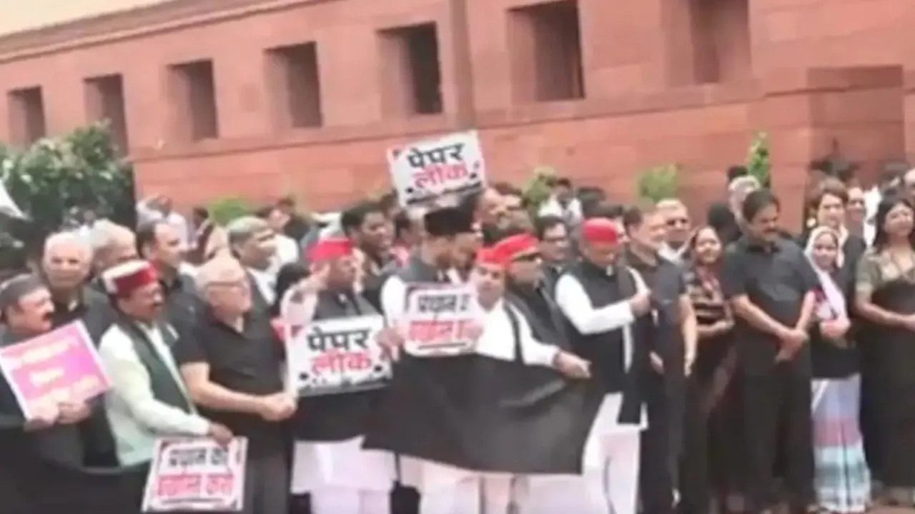 অমিত শাহ ও শিক্ষামন্ত্রীর পদত্যাগ দাবি পার্লামেন্ট চত্বরে বিক্ষোভ