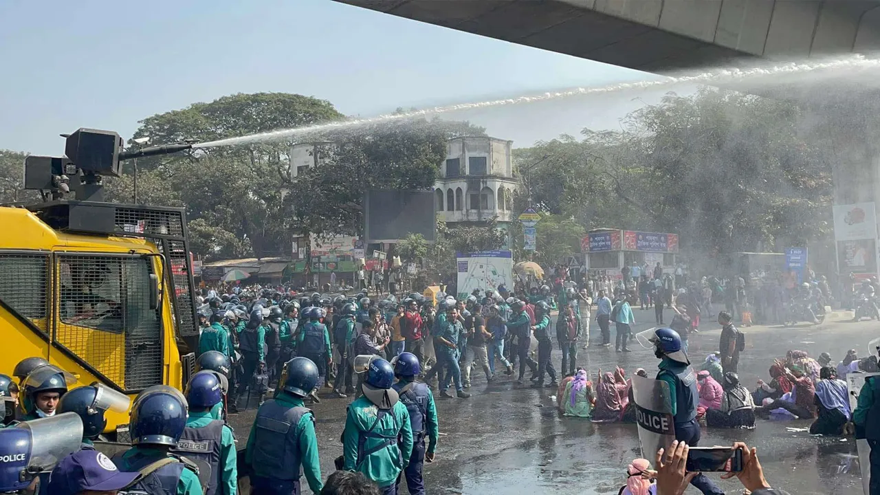 সরেননি আন্দোলনকারীরা, বন্ধ এলিফ্যান্ট রোডের যান চলাচল