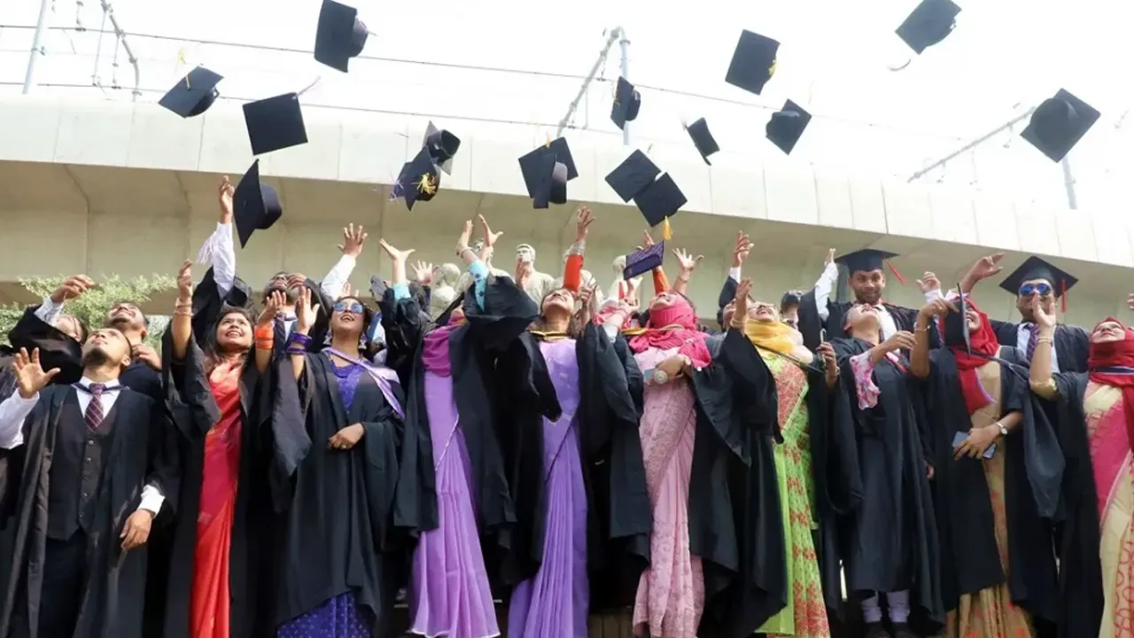 স্নাতক পর্যন্ত বিনামূল্যে মেয়েদের পড়াশোনা