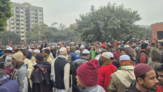 সকাল থেকেই মানিক মিয়া অ্যাভিনিউয়ে মানুষের ঢল