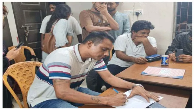 জাবিতে নারী শিক্ষার্থীর গোপনে ছবি তোলায় সাবেক যুবদল নেতা আটক, মুচলেকায় মুক্তি