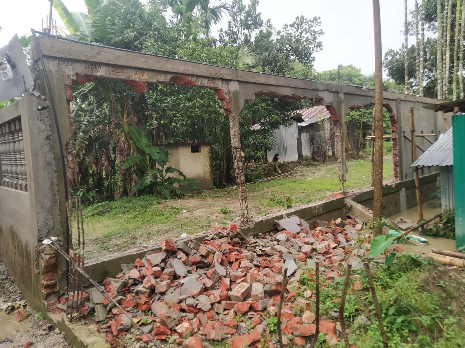 জগন্নাথপুরে জোরপূর্বক  বাড়ির সীমানার দেয়াল ভাংচুরের অভিযোগ