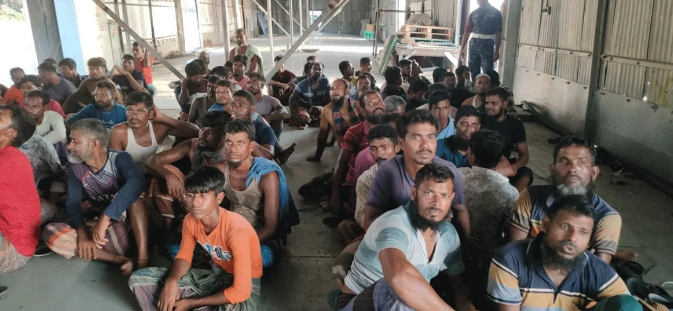 বঙ্গোপসাগরে ইলিশ শিকার: ৬ ট্রলারসহ ১০৪ জেলে আটক