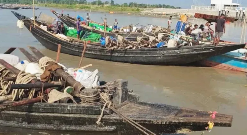 নিষেধাজ্ঞা শেষে সাগরে ফিরছেন জেলেরা