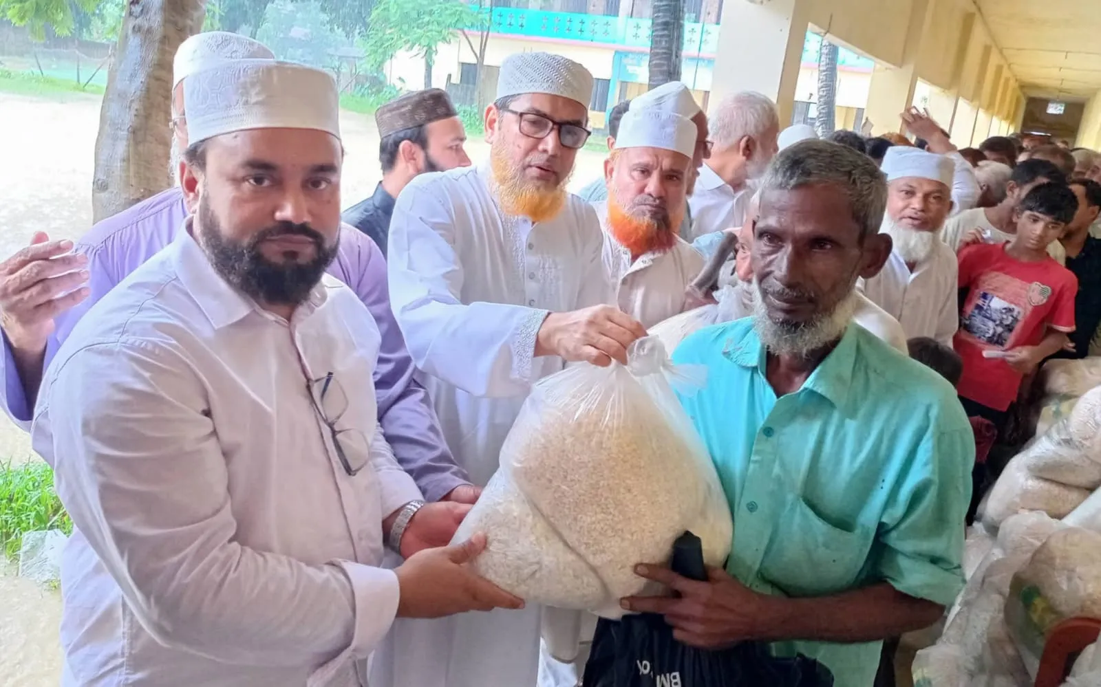 দুর্যোগ মোকাবিলায় দলমত নির্বিশেষে সম্মিলিতভাবে কাজ করার বিকল্প নেই: চকরিয়ায় মুহাম্মদ শাহজাহান