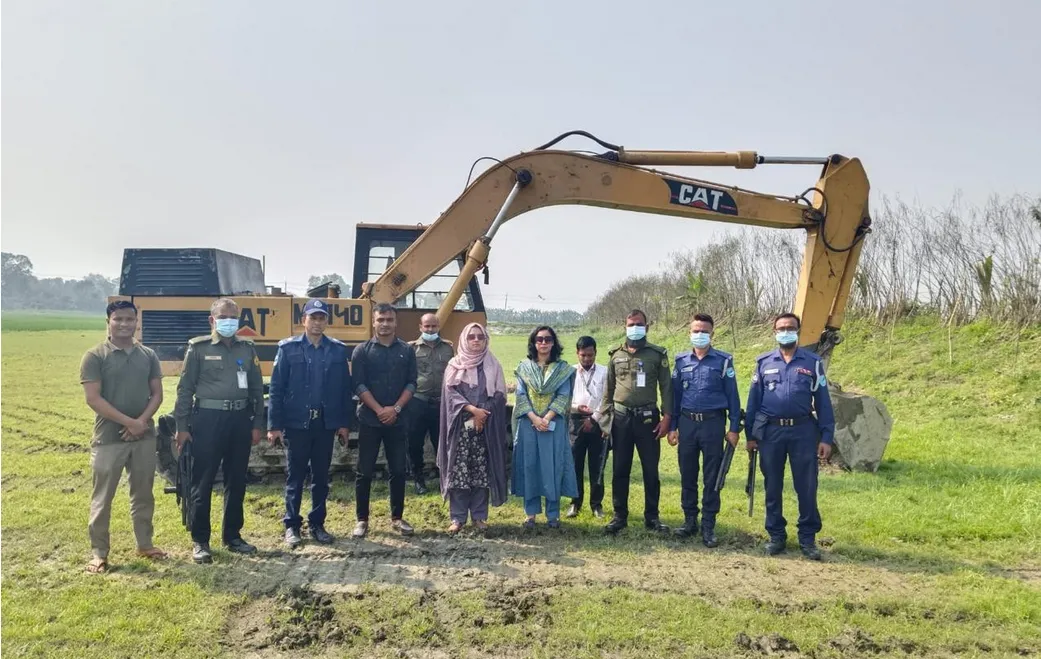 কালীগঞ্জে কৃষিজমির মাটি কাটায় নিষেধাজ্ঞা অমান্য, ভেকু জব্দ