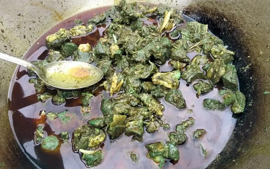 রান্নার সময় গোশতের রং হলো সবুজ, কড়াই নিয়ে থানায় হাজির