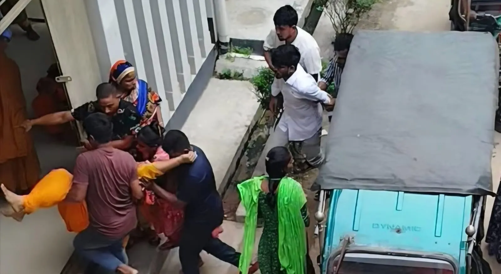 কালিয়াকৈরে পোশাক কারখানায় দুষিত পানি পান করে দুই শতাধিক শ্রমিক অসুস্থ