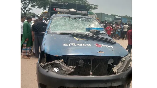 কুমিল্লায় হাইওয়ে পুলিশের গাড়িতে হামলা-ভাঙচুর