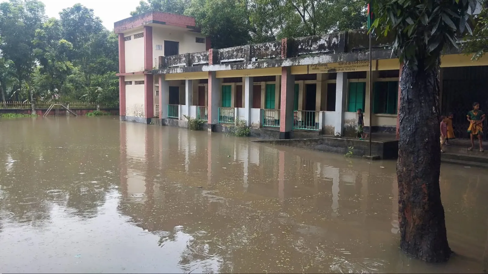 কটিয়াদীর চান্দপুর হাজী বাড়ী প্রাথমিক বিদ্যালয়ে জলাবদ্ধতা