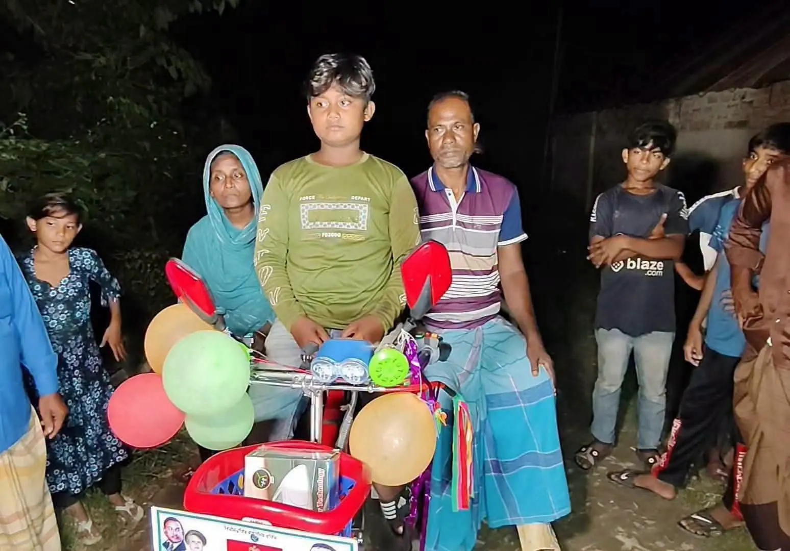 কুষ্টিয়ায় প্রতারকের ফাঁদে ভ্যান হারানো কিশোর পেলেন নতুন ভ্যান