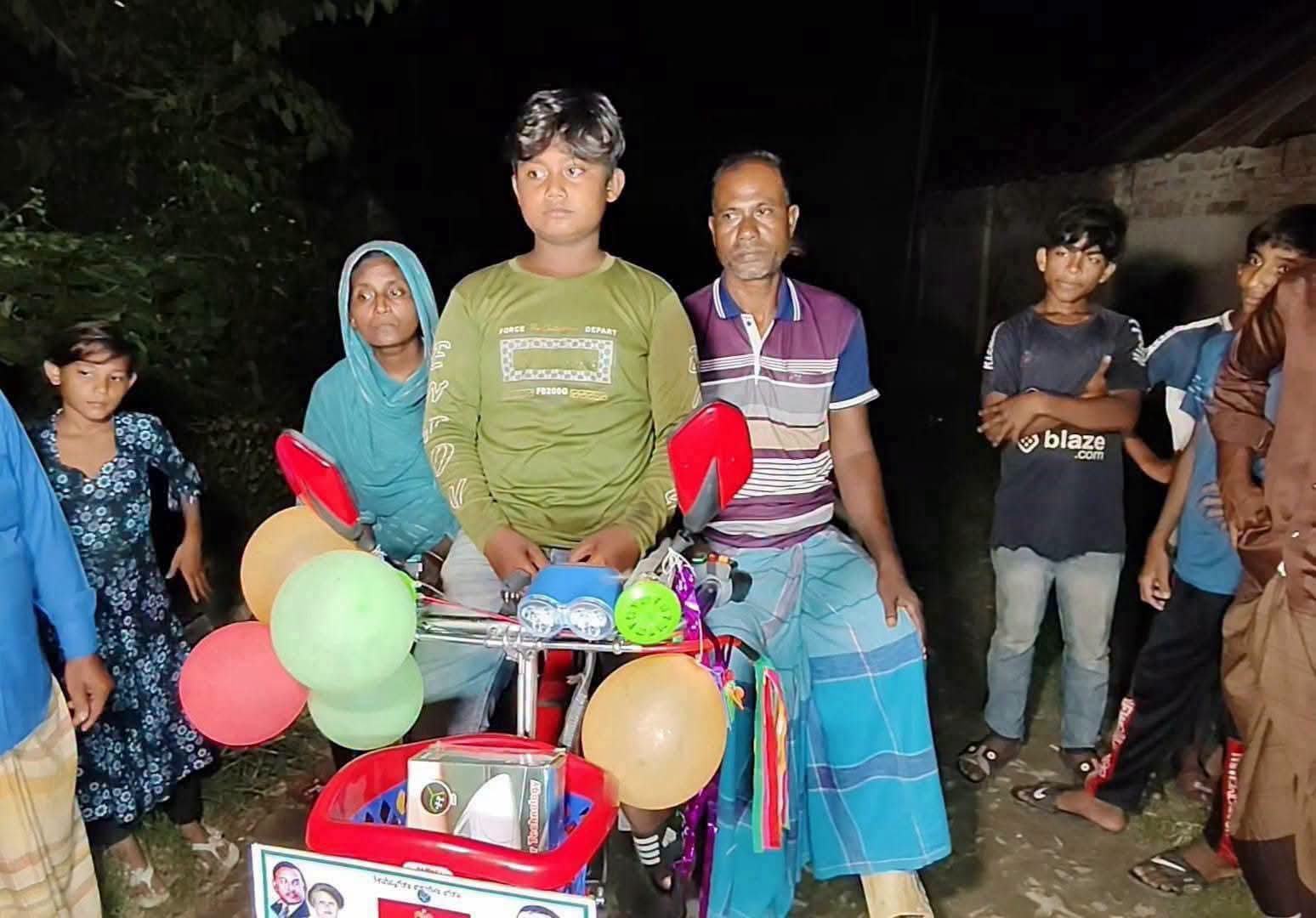 কুষ্টিয়ায় প্রতারকের ফাঁদে ভ্যান হারানো কিশোর পেলেন নতুন ভ্যান