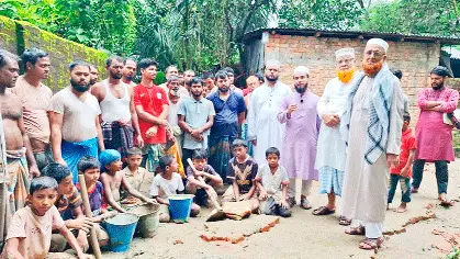হাটহাজারী মির্জাপুর গ্রামে ইসলামি যুব বিভাগের স্বেচ্ছাশ্রমে বাদশায়ী সড়কের সংস্কার