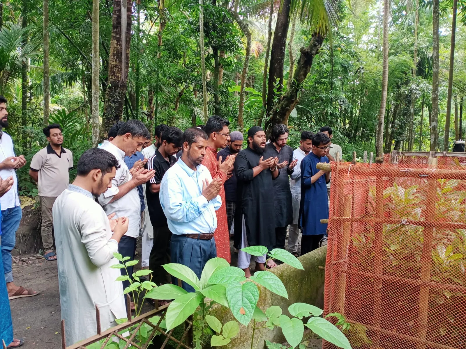 লক্ষ্মীপুরে শহীদ শাকিল পারভেজের কবর জিয়ারত করলো মানারাত ইউনিভার্সিটি বিজনেস ক্লাব