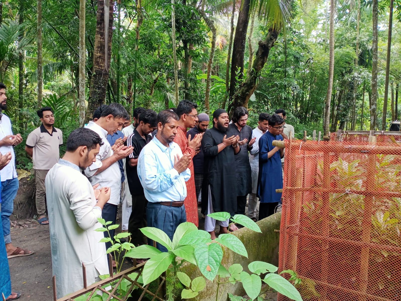 লক্ষ্মীপুরে মানারাত ইউনিভার্সিটি বিজনেস ক্লাবের উদ্যোগে জুলাই শহীদ শাকিল পারভেজের কবর জিয়ারত ও দোয়া