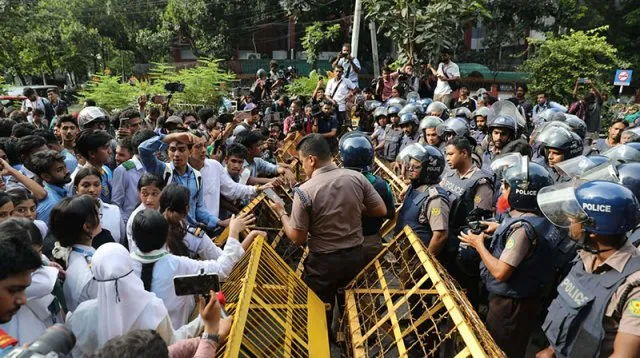 শিক্ষার্থীদের 'লং মার্চ' আটকে দিল পুলিশ