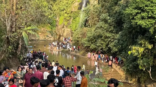 পর্যটকের পদভারে মুখরিত মাধবকুণ্ড জলপ্রপাত