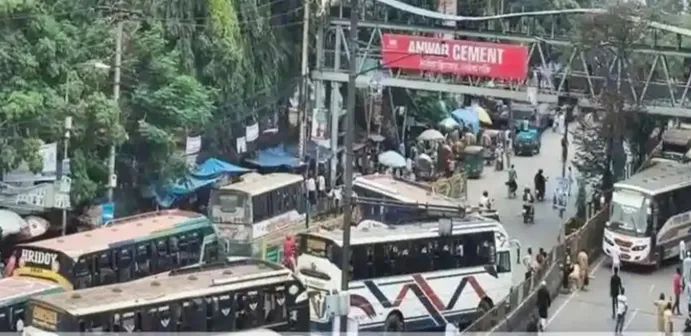রাজধানীর মহাখালীতে বাস উল্টে হেলপার নিহত, আহত ২ যাত্রী