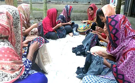 সুই সুতায় স্বপ্ন আঁকে মানিকগঞ্জের ৪০ হাজার নকশী শিল্পী