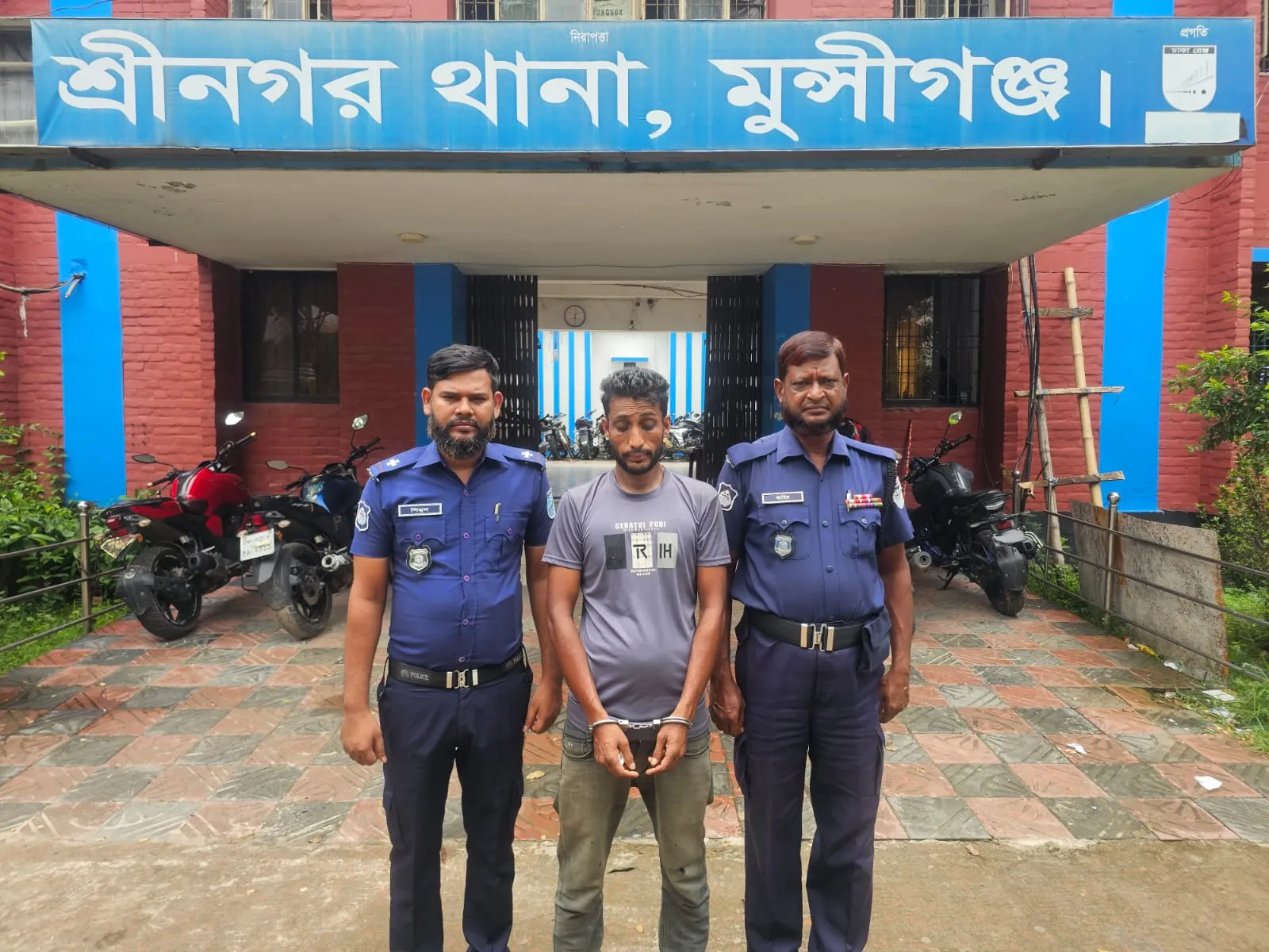 মুন্সিগঞ্জে  কিশোরী যাত্রীকে ধর্ষণচেষ্টার অভিযোগে অটোচালক গ্রেপ্তার