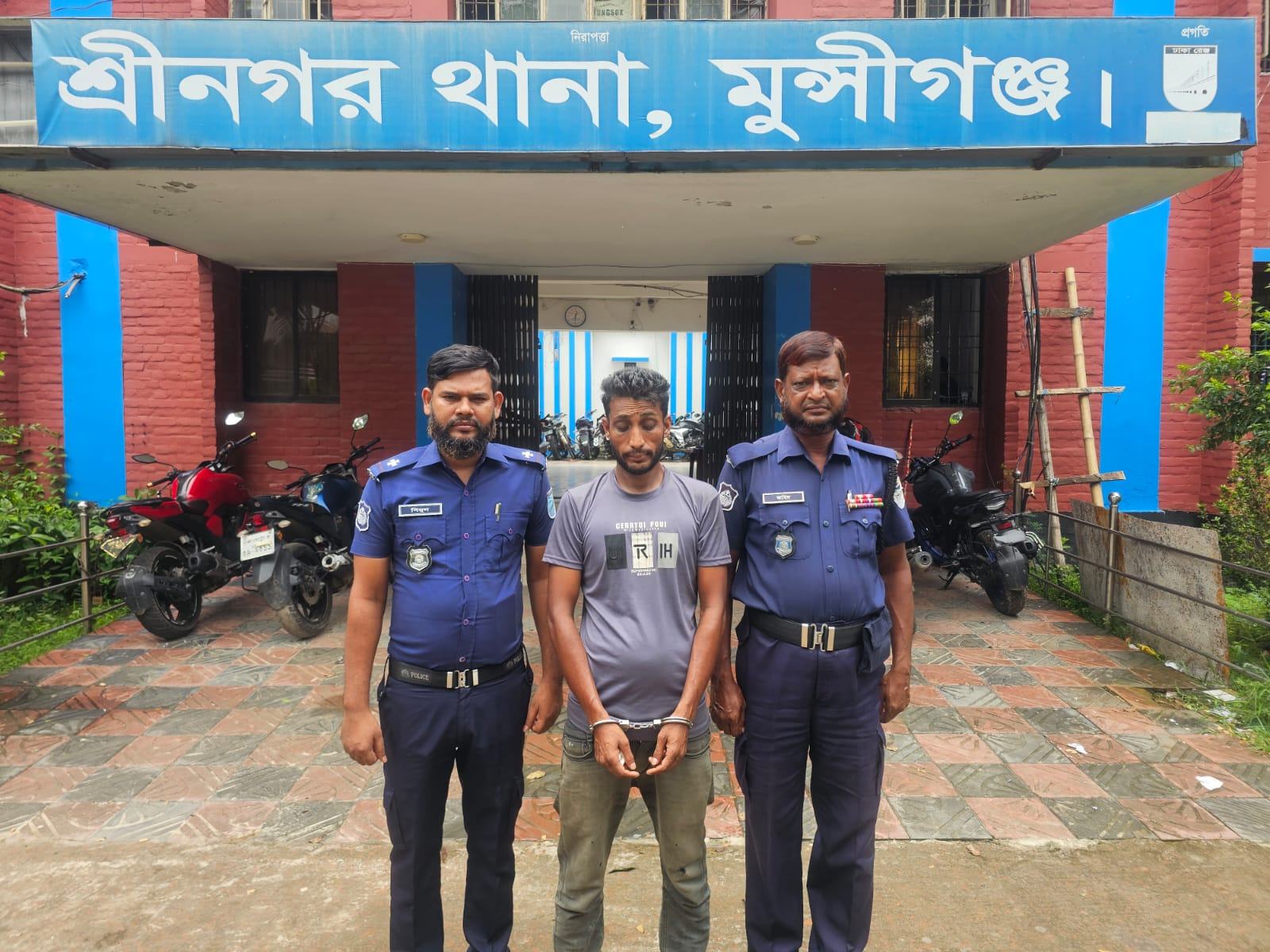 মুন্সিগঞ্জে  কিশোরী যাত্রীকে ধর্ষণচেষ্টার অভিযোগে অটোচালক গ্রেপ্তার