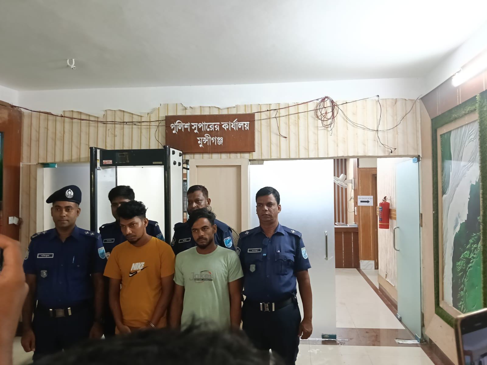 মুন্সীগঞ্জে তেলবাহী কাভার্ডভ্যান ডাকাতি