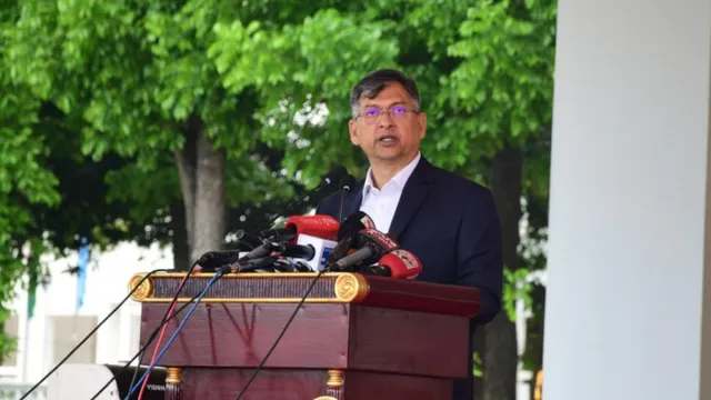 বর্তমান পোশাকে পুলিশ বাহিনী সন্তুষ্ট নয়: স্বরাষ্ট্রমন্ত্রী