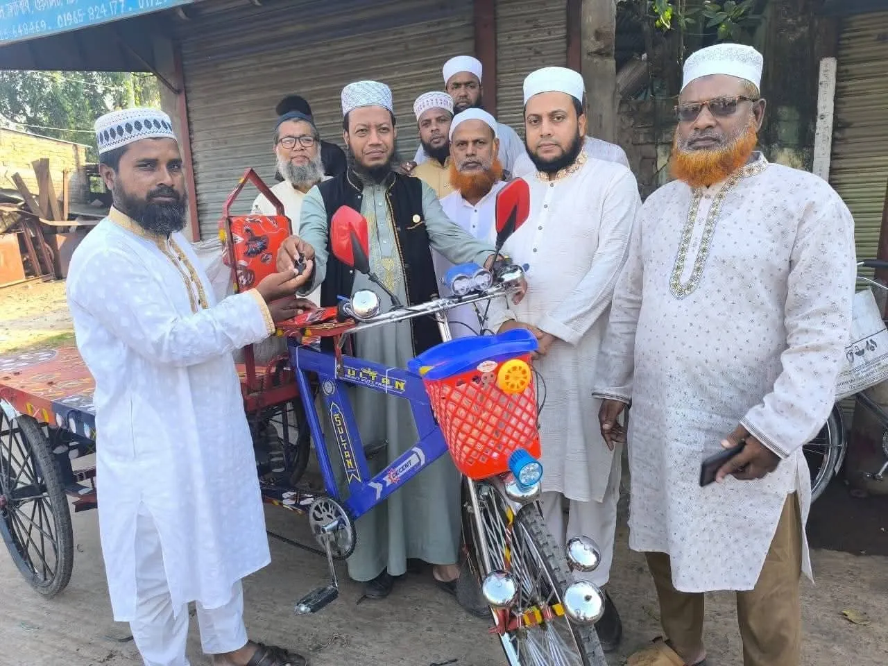কুষ্টিয়ায় অসহায় দিনমজুরকে অটোভ্যান দিলেন মুফতি আমির হামজা