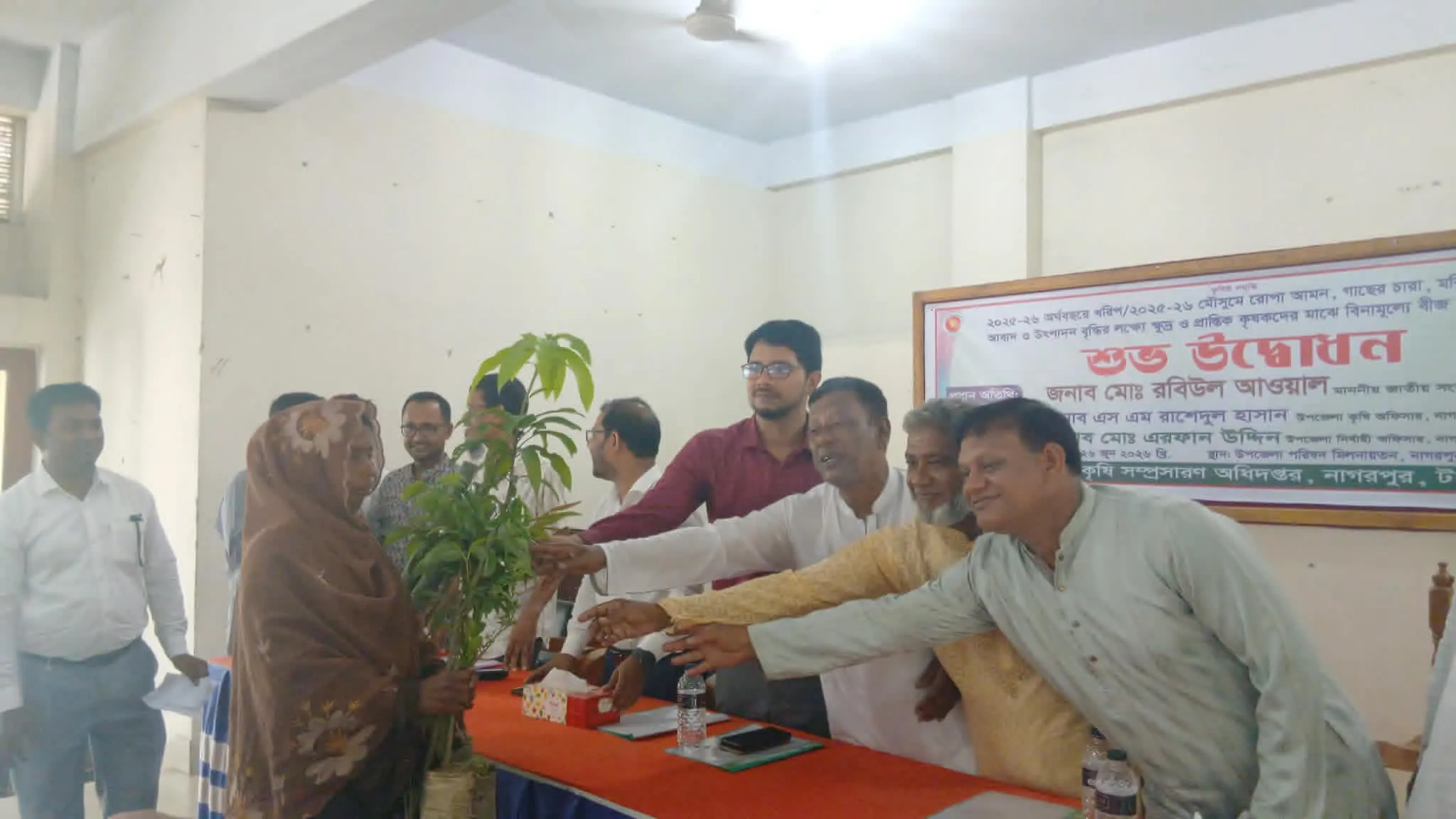 নাগরপুরে ক্ষুদ্র ও প্রান্তিক কৃষকদের মাঝে গাছের চারাসহ বীজ ও সার বিতরণ