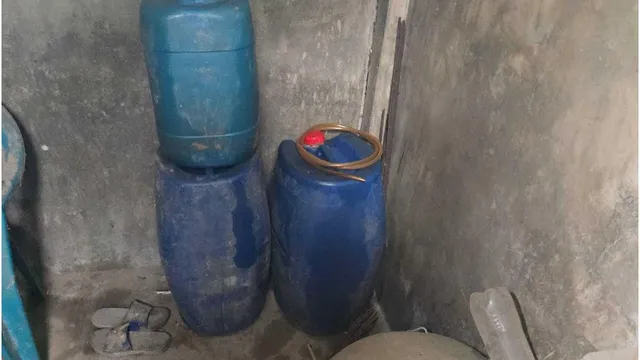টয়লেট থেকে ১৪৫ লিটার তেল জব্দ