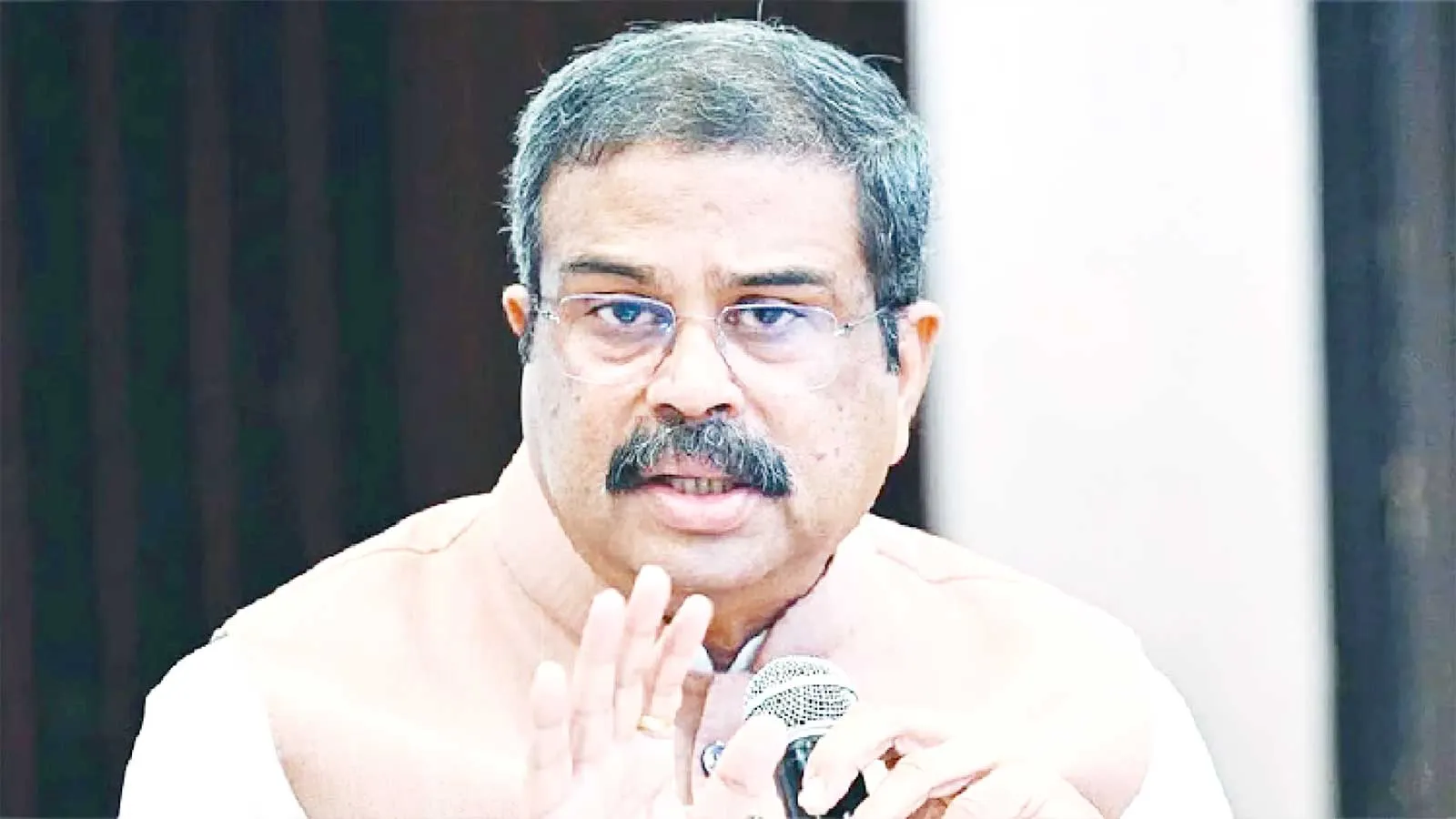 ভারতের শিক্ষামন্ত্রীর পদত্যাগ