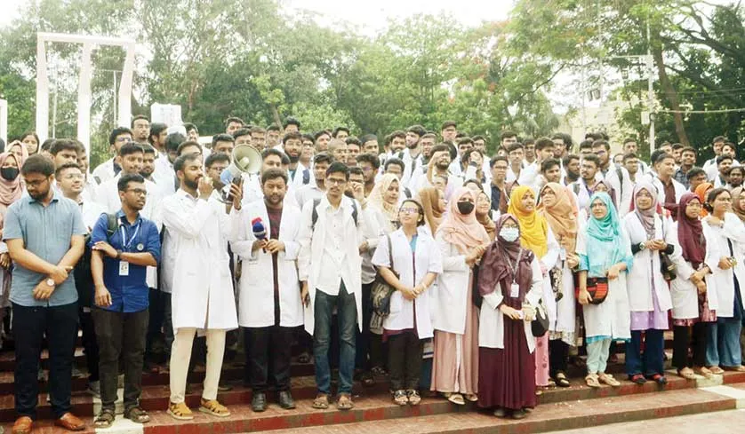 ৬ দফা দাবিতে কর্মবিরতিতে ইন্টার্ন চিকিৎসকরা