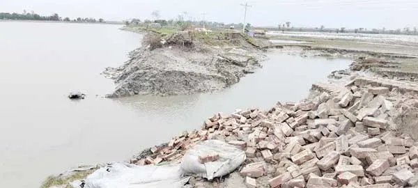 জলোচ্ছ্বাসে দুর্বল বাঁধ ভেঙে প্লাবিত হাওয়ার আতঙ্কে উপকূলবাসী