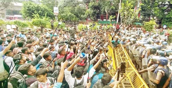 মন্ত্রীর পদত্যাগ দাবি থেকে সরে এসেছেন শিক্ষার্থীরা