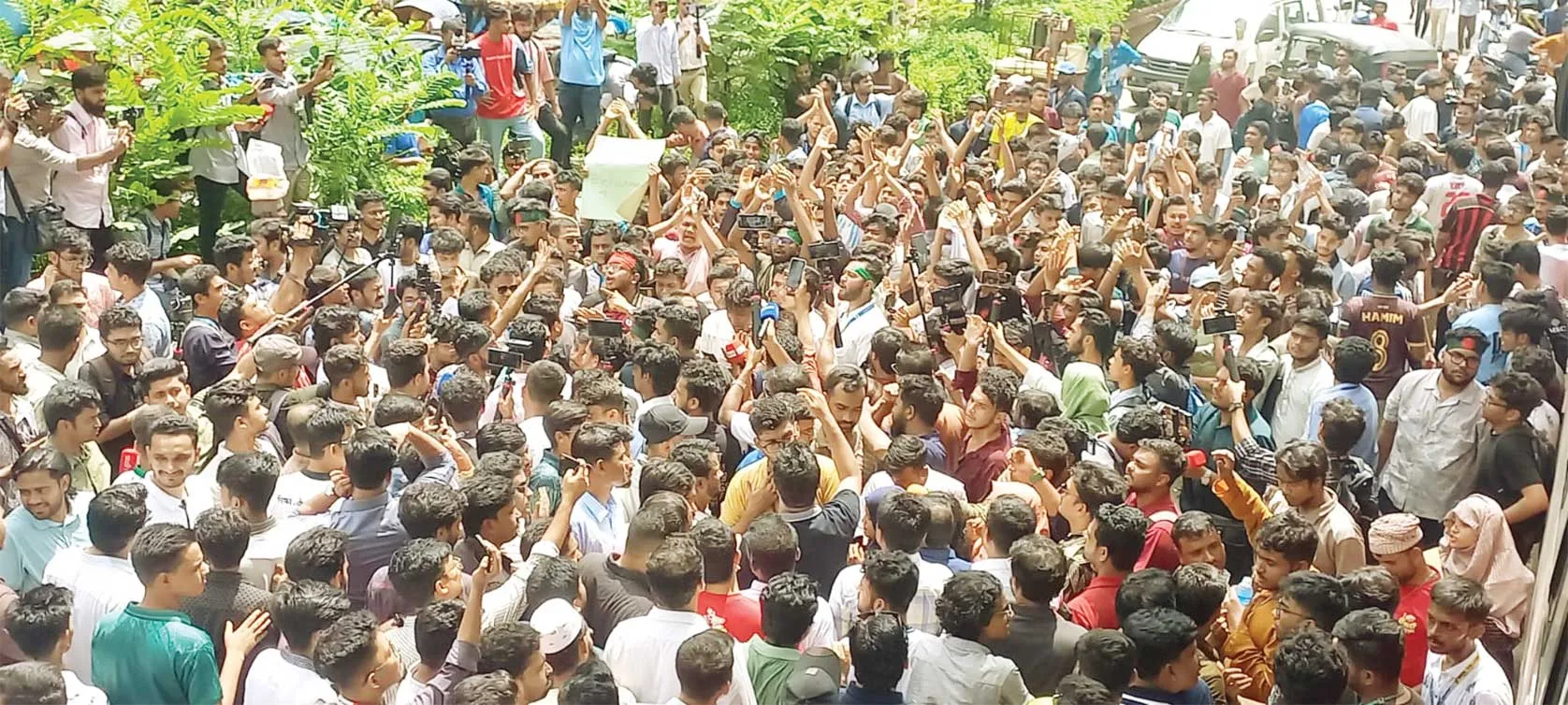 শিক্ষামন্ত্রীর পদত্যাগের দাবিতে রাজপথে শিক্ষার্থীরা