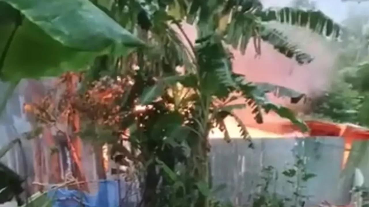 পাবনায় ধর্ষণ-হত্যার জেরে আসামিদের বাড়িতে আগুন, নিহত ৩