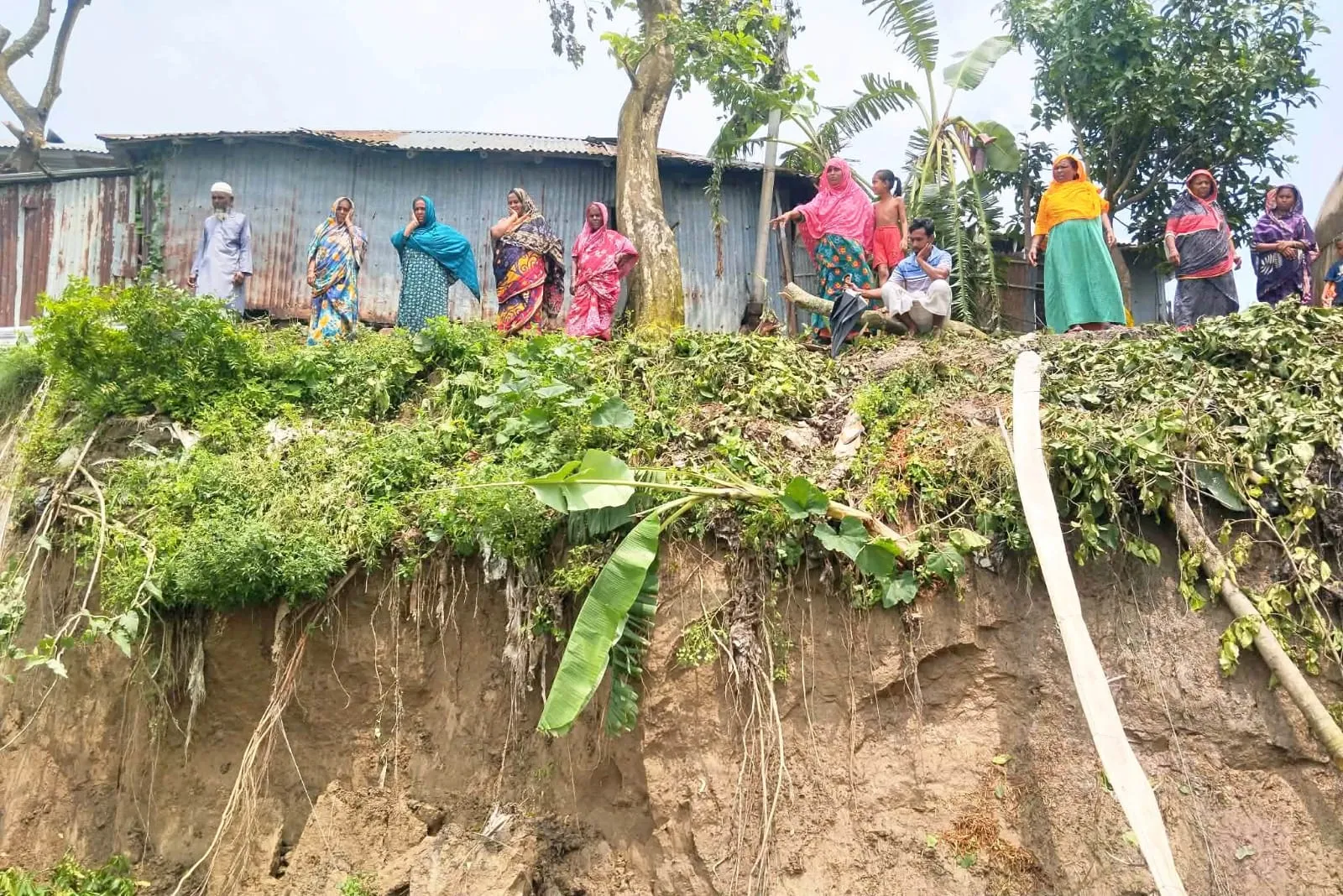 নদীভাঙনে বিলীন হওয়ার পথে ভেড়ামারার ফয়জুল্লাহপুর গ্রাম, পরিদর্শনে জামায়াত নেতৃবৃন্দ