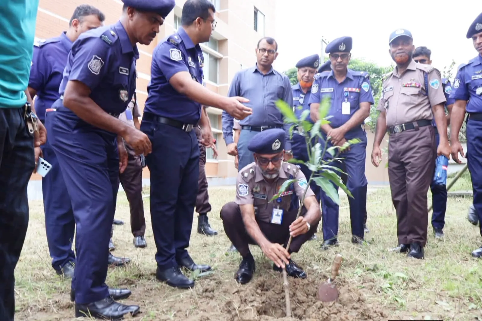 কক্সবাজার জেলা পুলিশের বৃক্ষরোপণ কর্মসূচি উদ্বোধন করলেন এসপি সাজেদুর রহমান
