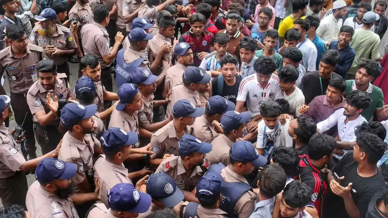 শিক্ষা বোর্ড অভিমুখে শিক্ষার্থীরা, পথে পুলিশি বাধা