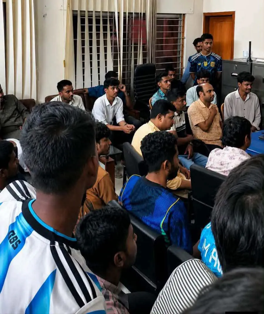 প্রভোস্টের সামনে শিবিরকর্মীর ওপর মব ছাত্রদল নেতাদের, বিধি অনুযায়ী ব্যবস্থা নেবে প্রক্টর