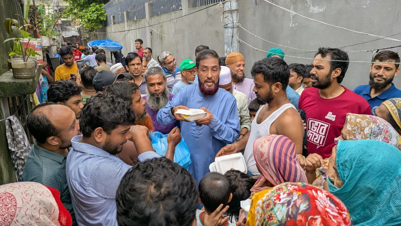 রাজধানীতে পানিবন্দি মানুষের পাশে মোহাম্মদ সেলিম উদ্দিন