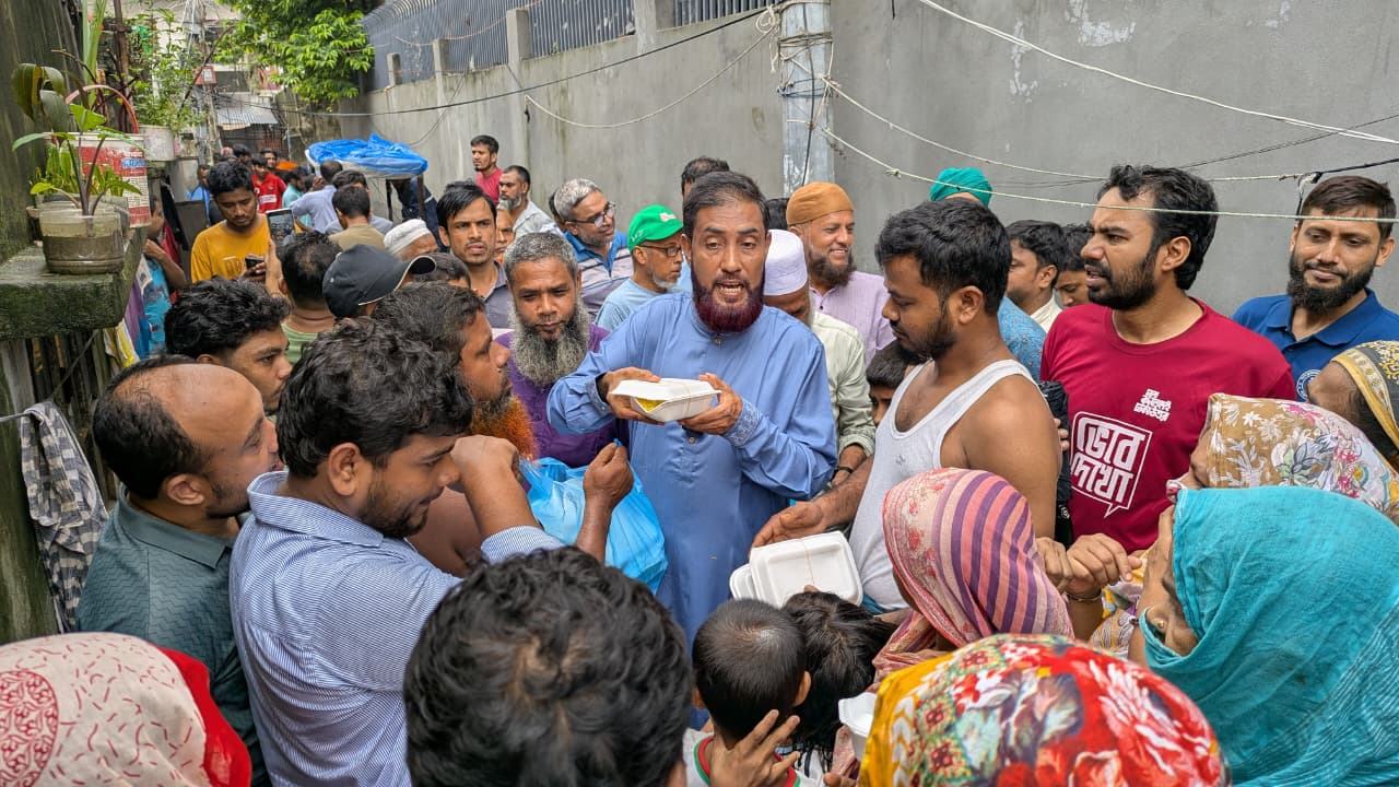 রাজধানীতে পানিবন্দি মানুষের পাশে মোহাম্মদ সেলিম উদ্দিন২