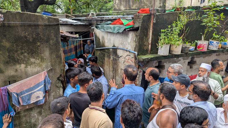 রাজধানীতে পানিবন্দি মানুষের পাশে মোহাম্মদ সেলিম উদ্দিন
