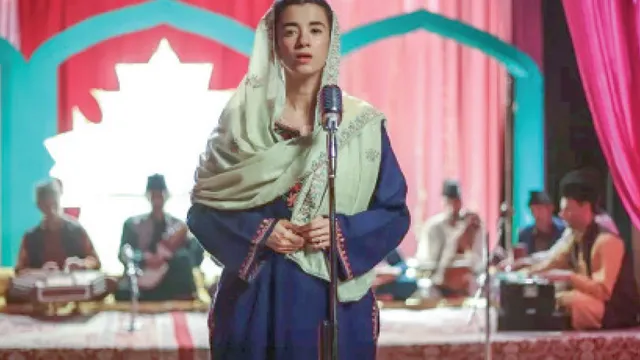 কাশ্মীরের কুইন অব মেলোডি এবার পর্দায়! সাবা আজাদের জাদু